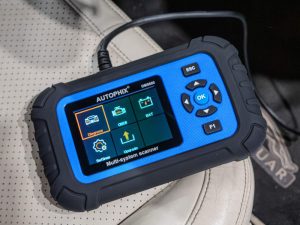 Autophix DM5600 tool in use in a car.